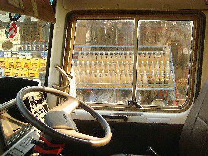 Erste Tankstelle nach der Grenze, Rauchen ausdruecklich erwuenscht.
(zur Erklaerung: die Flaschen sind mit Benzin gefuellt!)