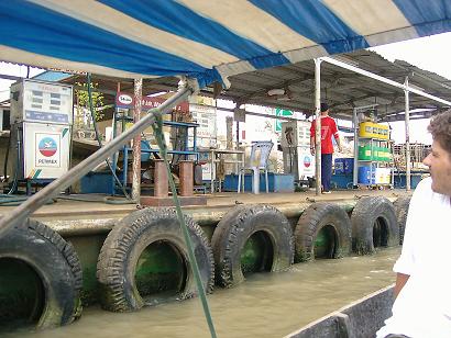 Tankstelle auf dem Mekong