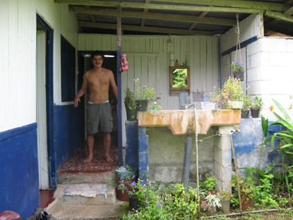 Hinter´m Haus unser Bad; Tueren rechts sind Toilette und Dusche, links gehts in unser Zimmer