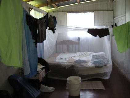 unser Zimmer; bei Regen war der Eimer in der Mitte dringend noetig