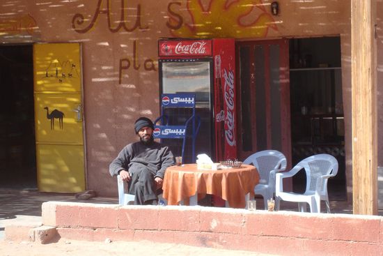 Ali und die weissen Plastikstühle