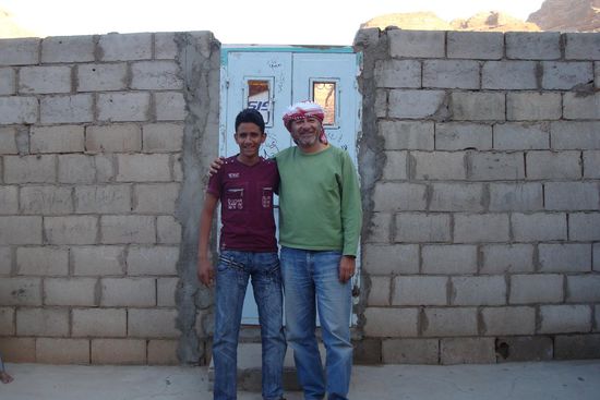 Mit dem Abschiedsgeschenk von Jehad auf dem Haupt