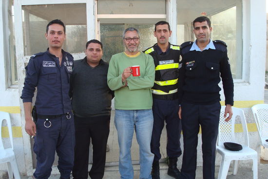 Teepause beim Police-Checkpoint