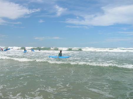 Julias erster Surf-Versuch