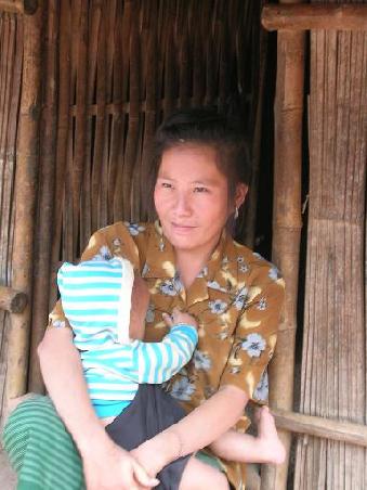 Eine Hmong mit ihrem Kleinen