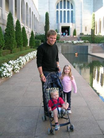 Philipp mit kleinen Familienangehoerigen im Warmemorial
