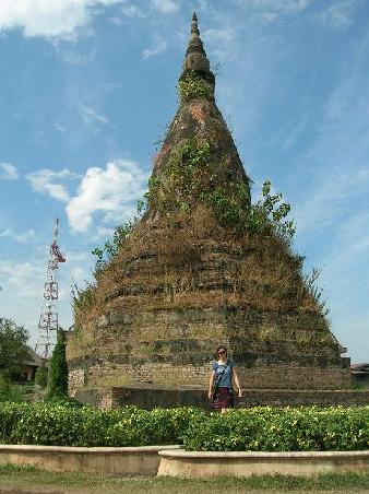 Julia vor einer Vientiennschen Stupa
