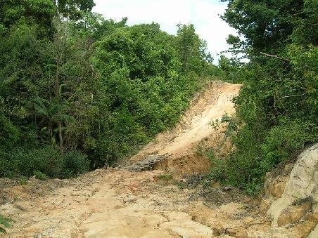 Eine der Inselstrassen - fuer Motorbike-Julia inzwischen unproblematisches Terrain