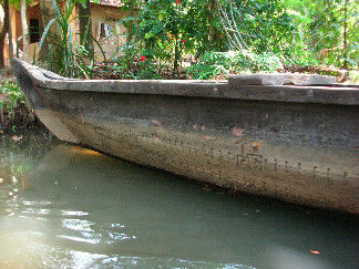 Heute im Hauswirtschaftsunterricht:
Wir naehen uns ein Boot.
Angenehme Seite, es gibt keine neumodischen Boote,sie werden immer noch auf traditionelle Weise hergestellt und die Planken dabei mit Seil quasi vernaeht und dabei von innen mit Baumharz abgedichtet.