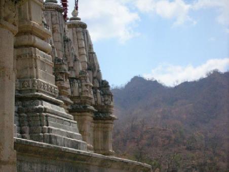 Tempel in Ranakpur, ein wunderbares Tal.