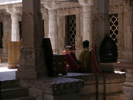 Der wunderschoene Jain Tempel in Ranakpur. Ueber 1000 Saeulen aus Marmor, in einem wunderschoenen Tal, kuehl, friedlich... (wenn die gelegentlichen Busladungen Chartertouris nicht waeren, naja wir sind ja auch Touris, irgendwie )