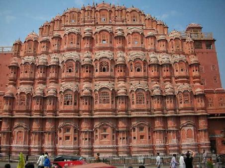 Palast der Winde in Jaipur, man sieht die Groessenverhaeltnisse, also alles irgendwie unspektakulaer an einer Hauptverkehrsstrasse.