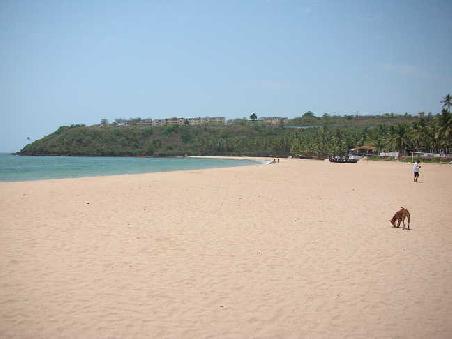 Blick nach Rechts. Es waren wochentags tatsaechlich kaum mehr Leute dort unterwegs. Am WE kamen dann die Familien aus dem Ort zum Ausflug und es war Trubel, aber total schoen, Kinder im Sand, Familie beim Picknick... hach...