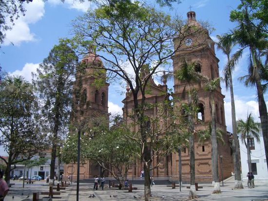 Santa Cruz: Plaza 24 de Septiembre y Basílica Menor de San Lorenzo