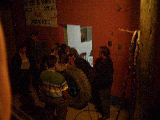 Der Reifen wird repariert
Fixing the tire