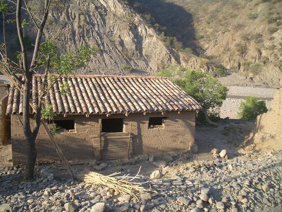Ein Haus am Wegesrand ...
A house next to the street ...