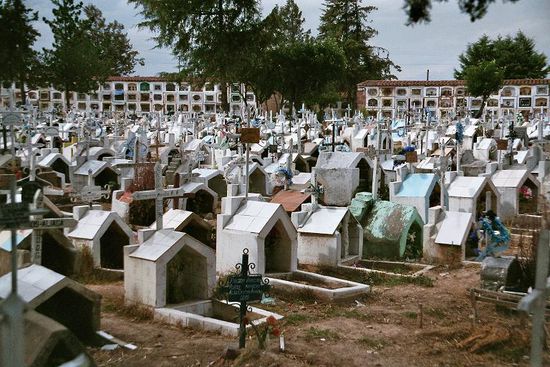 ... noch mehr Friedhof!
... more cemetery!