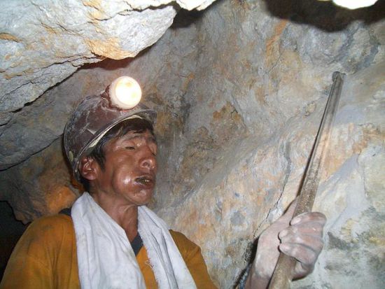 Backe voll mit Kokablättern.
Cheek full with Cocaleaves