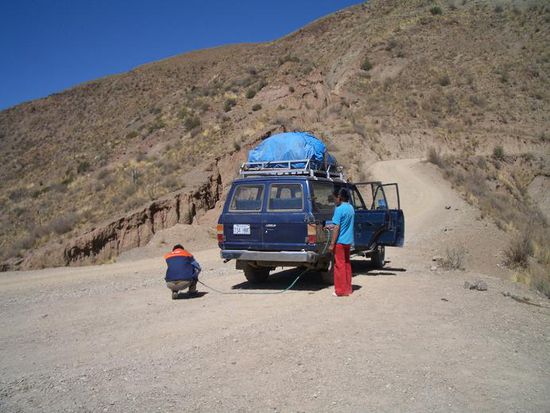 Zu viel Benzin im Tank ... da der Tank oben ein Loch hat, läuft es raus. Also muss das Benzin wieder abgezapft werden!