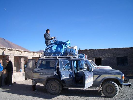 Samuel packt den Jeep ...