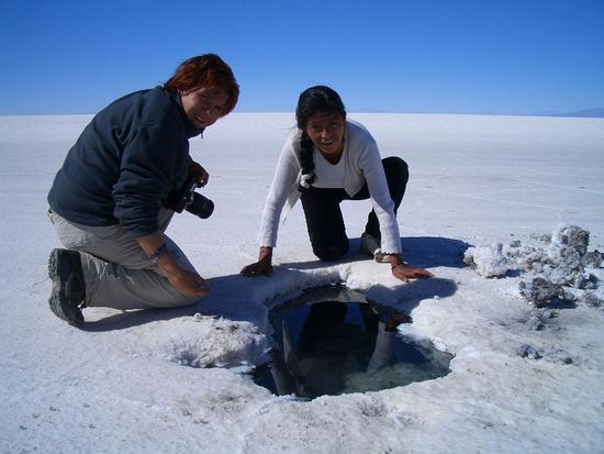Ein Wasserloch im Salar ...