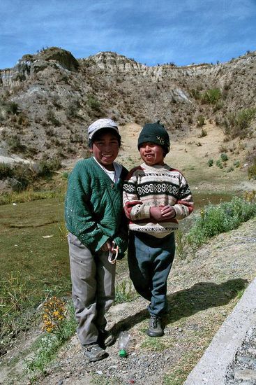Kinder auf der Strasse nach Uni