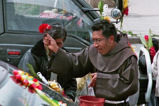 Der Pfarrer und sein Weihwasser ...