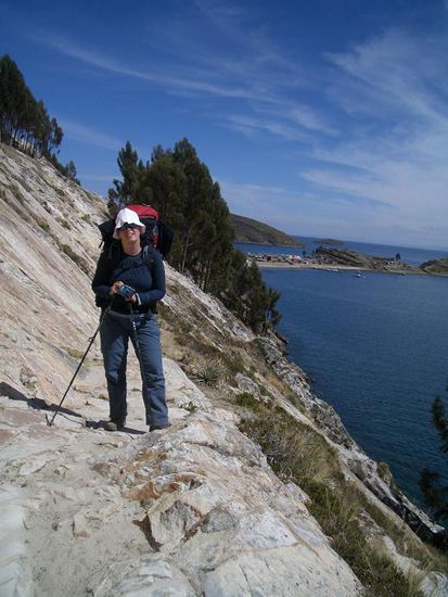 Der Weg geht immer am See entlang.
