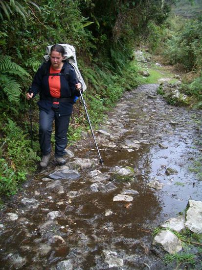Die Pflastersteine sind ganz schön rutschig! Man muss bei jedem Schritt aufpassen.