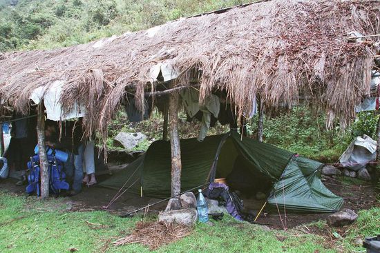 Unser "Zeltunterstehdach" ... mit Plastiktüten gegen Regen abgedichtet!