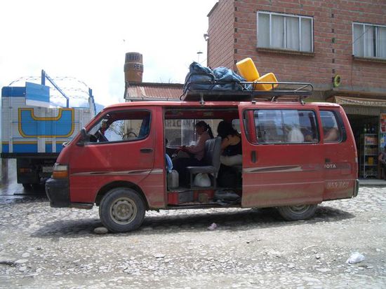 Unser Minibus vor der Reifenreparaturwerkstatt.