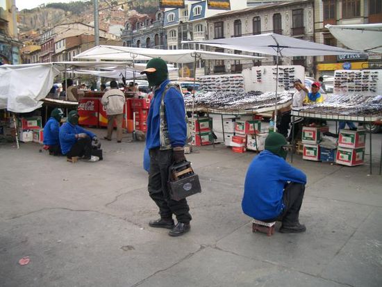 Die Schuhputzer von La Paz laufen alle wie Gangster rum ... damit sie nicht erkannt werden!