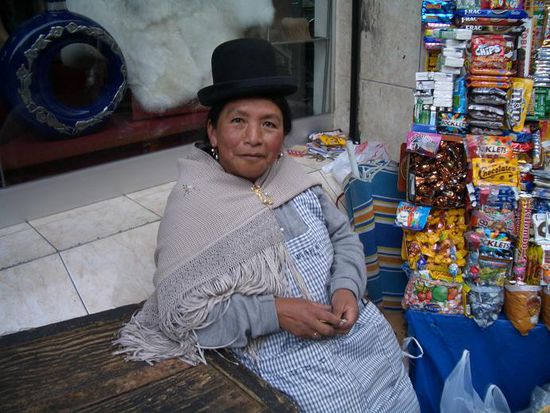 Eine Aymará-Frau
Sie hat Petra ihre 3 Stangen Derby besorgt und wir haben solange auf ihren Stand aufgepasst.
