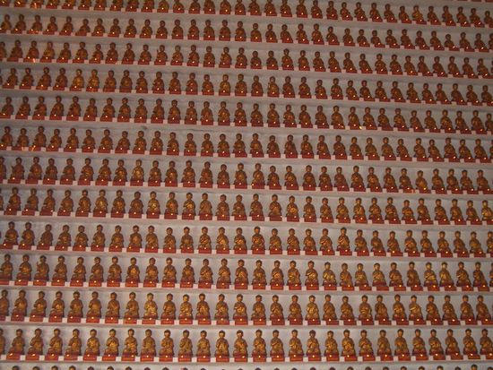 ... irgendwie müssen die ja auf die 10.000 Buddhas kommen ...