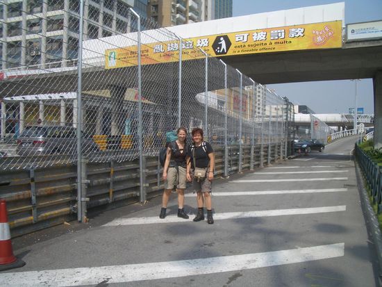 wo sollen wir da nur die Straße überqueren???