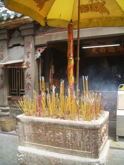 ... und Räucherstäbchen in allen Größen!