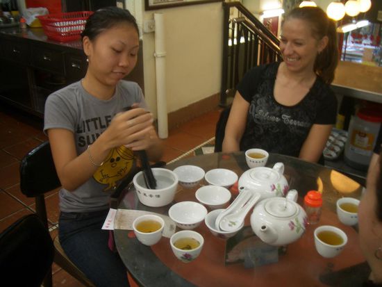 Vor dem Essen werden sämtliche Stäbchen, Löffel und Schüsselchen gewaschen!