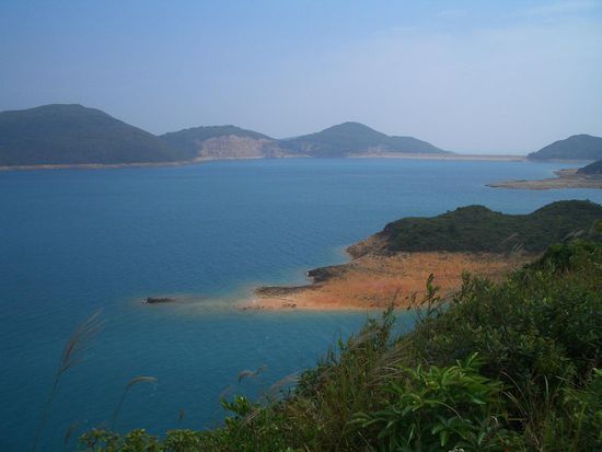 High Island Reservoir mit East Dam im Hintergrund
