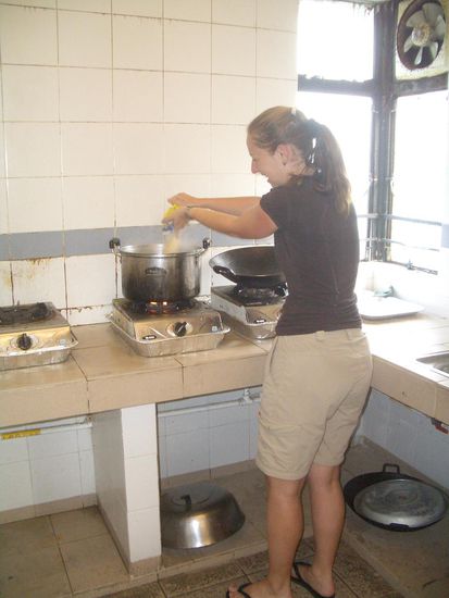 Jacqi kocht Spaghetti ... immer schön Abstand vom ekligen Herd halten ...