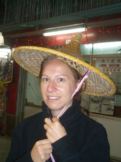 Jacqi kauft Chinesenhüte für den Fasching