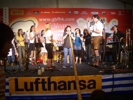 Alphornblasen zur Unterhaltung der Gäste