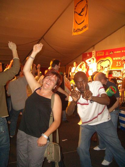 ... da wacht selbst Petra auf und fängt an zu tanzen!