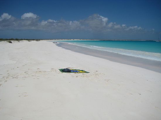 weißer Sandstrand und türkisblaues Wasser ...