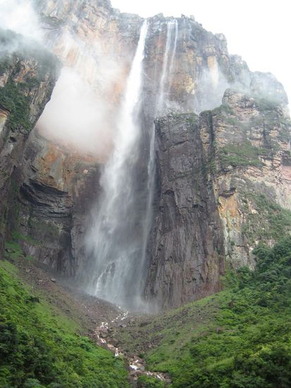 Salto Angel ... das Wasser stürzt fast 1000m ununterbrochen in die Tiefe ...