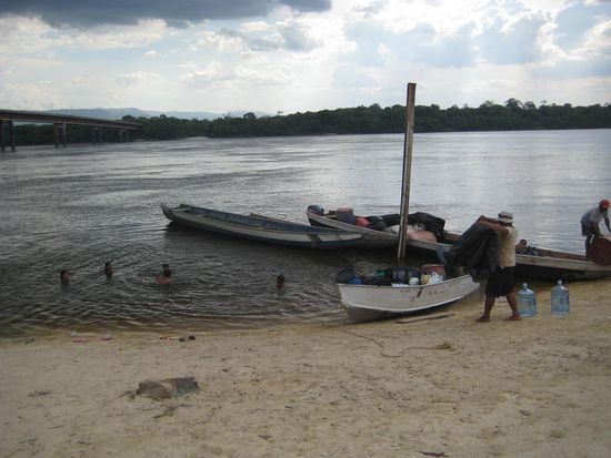 Unser Boot (das kleine weiße im Vordergrund) wird beladen