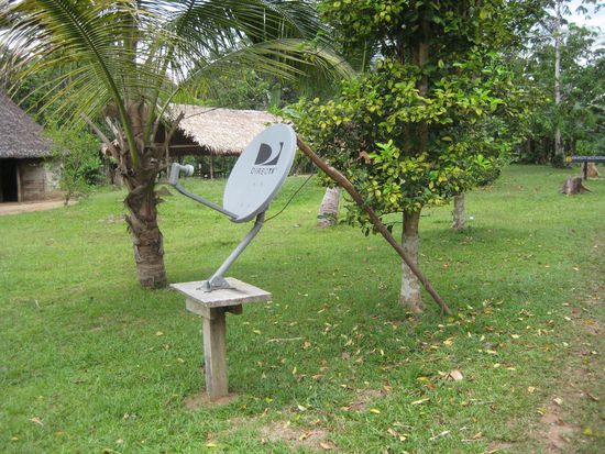 Die Satelittenschüssel darf auch nicht fehlen. Strom gab es allerdings nur abends über einen Generator.