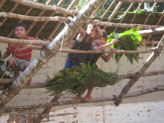 Die Dachdecker bei der Arbeit