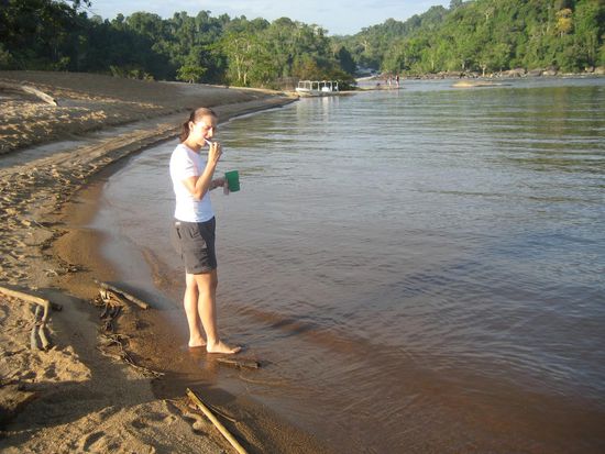 Zähneputzen am Rio Caura