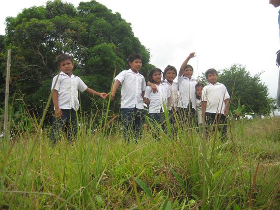 Die Kinder empfangen uns