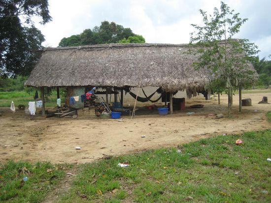 Die meisten Häuser hier sehen so aus: Ein Dach aber keine Wände